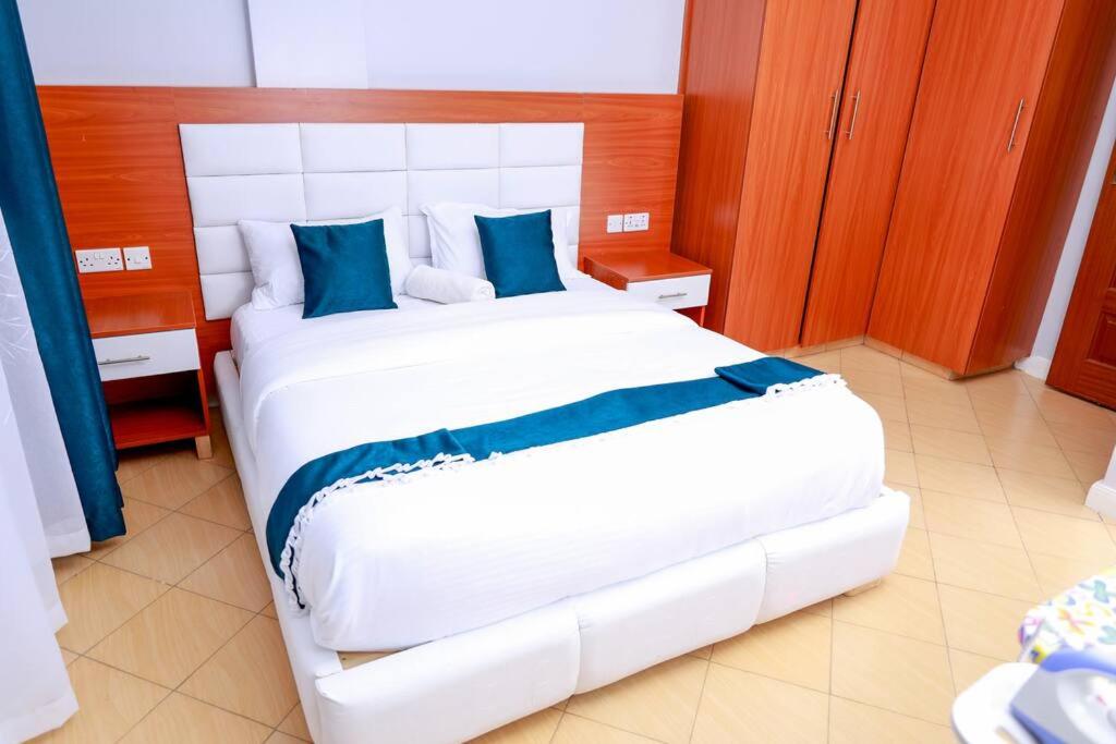 Luxe Furnished Apartments Unit 3 photo 2