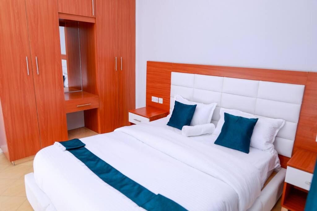 Luxe Furnished Apartments Unit 3 photo 3