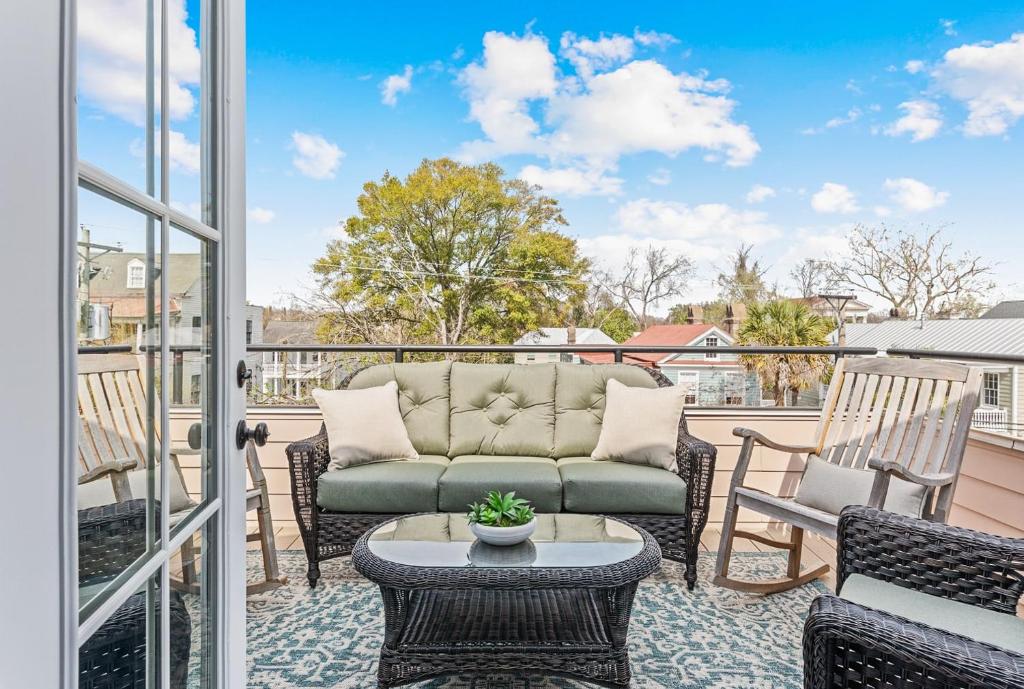 Rooftop Deck with Parking - 3 Blocks to KING photo 1