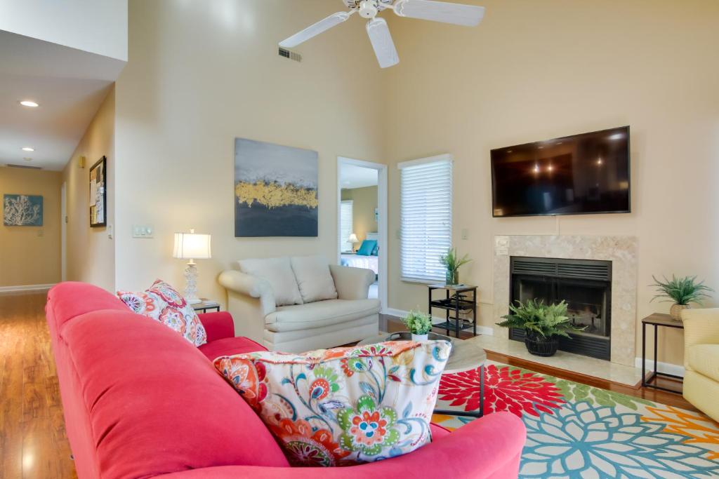 Condo with 2 Balconies and 3 Pools Less Than 2 Mi to Beach! photo 4