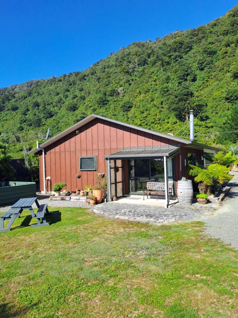 Kiwi Cabin and Homestay at Koru with hot tub