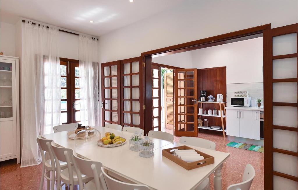 Nice Home In Cercado De Espino With Wifi, Swimming Pool And 4 Bedrooms photo 3