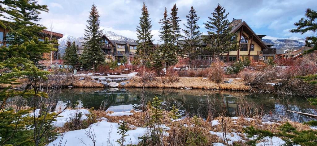 Luxurious Rundle Cliffs Lodge in Spring Creek photo 1