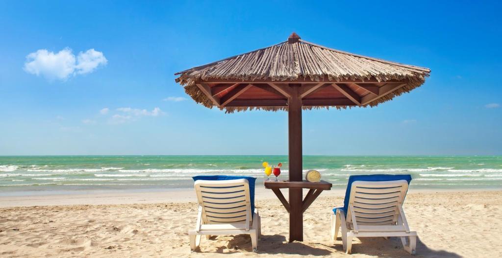 Двухместный (Предложение Staycation — Номер Делюкс с видом на город, скидка 50% на услуги спа-центра, еду и напитки, ранняя регистрация заезда (в 10:00), поздняя ре), Курортный отель Coral Beach Resort Sharjah