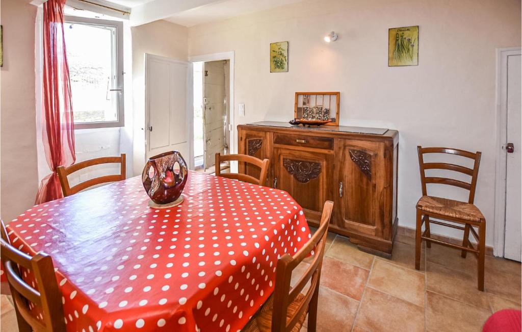 Nice Home In Malaucne With Outdoor Swimming Pool, Private Swimming Pool And 4 Bedrooms photo 3