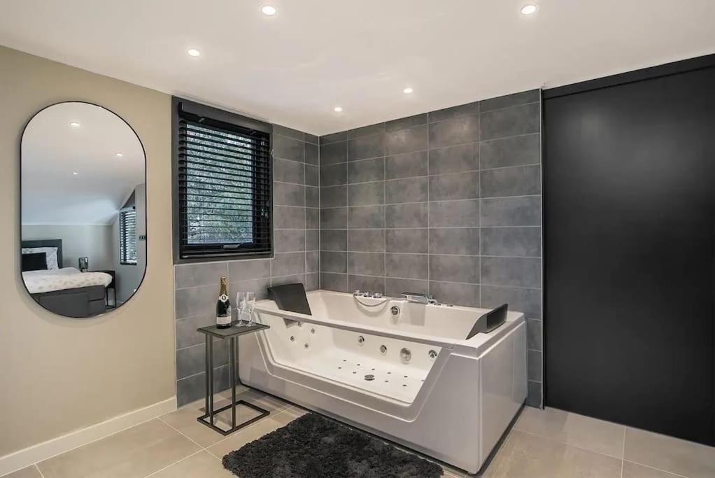 Relaxed Luxery forest view bungalow with Jacuzzi photo 3