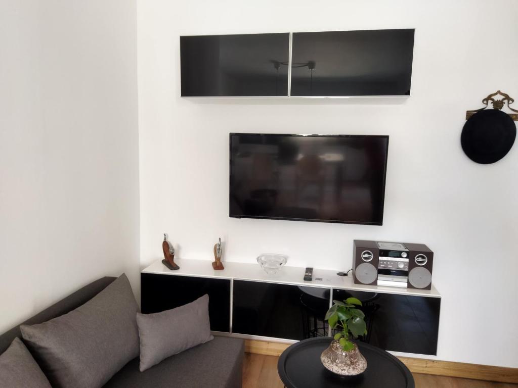 Minimal apartment by the beach photo 3