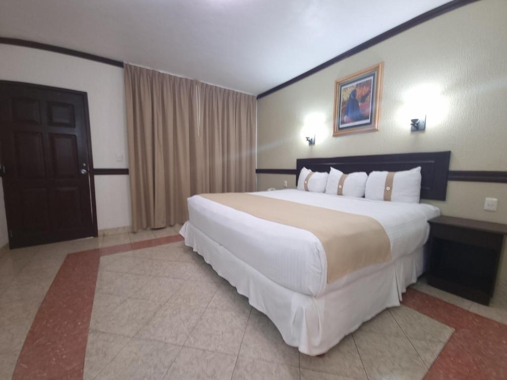 Hotel Casa Blanca - Tap to explore photos