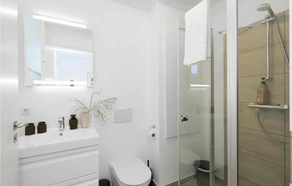 Amazing Apartment In Lembruch-dmmer See With 1 Bedrooms, Wifi And Indoor Swimming Pool photo 3