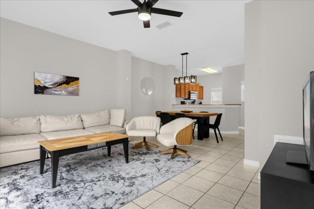 3 Bedroom- 2,5 Bathroom Encantada Resort 3146 Yl image