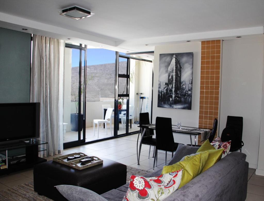 Apt 67 Long Street no loadshedding photo 3