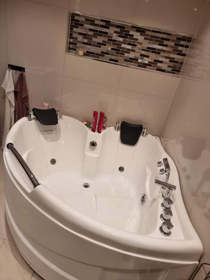 Cosy room with luxurious bathroom photo 1