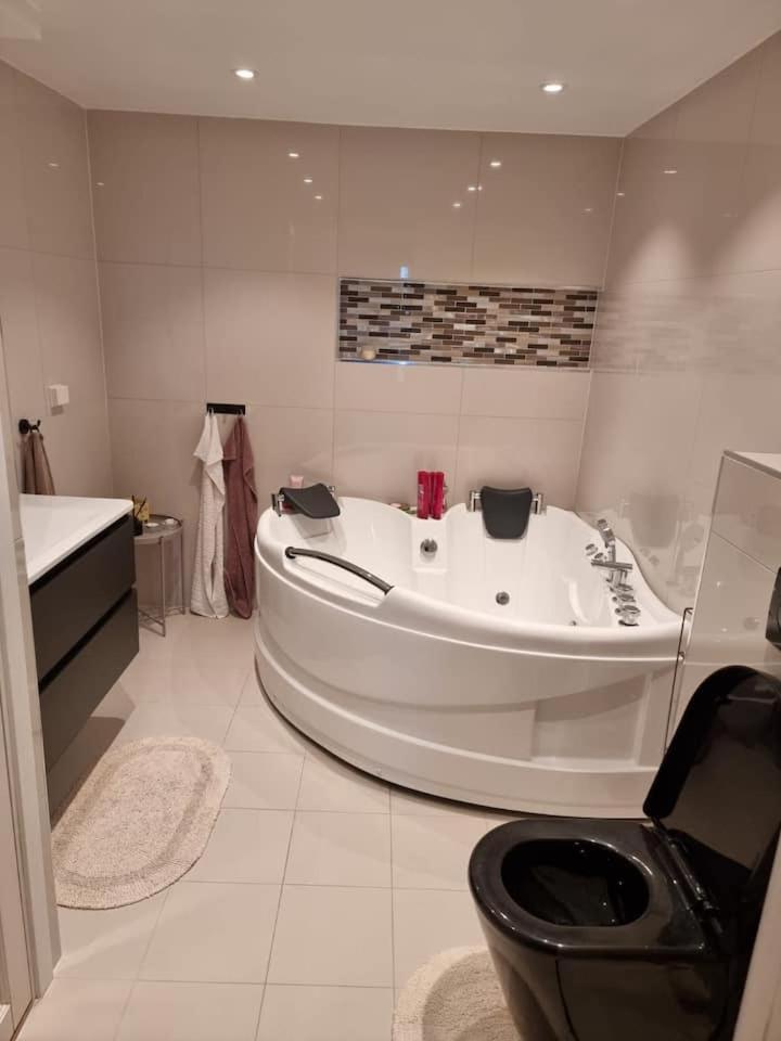 Cosy room with luxurious bathroom photo 3