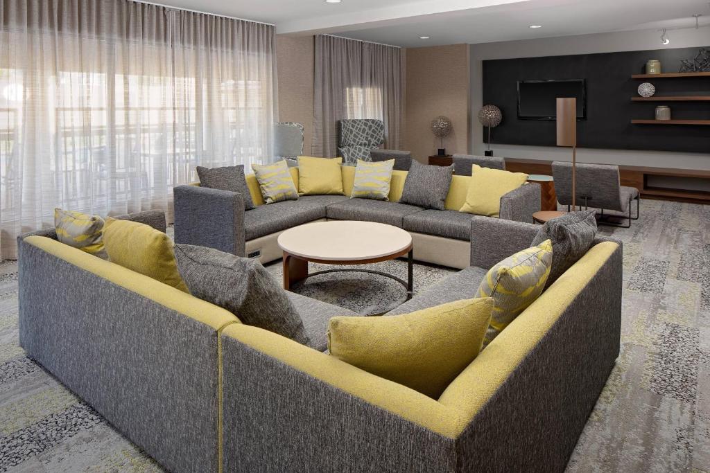 Courtyard by Marriott Houston Rice University image