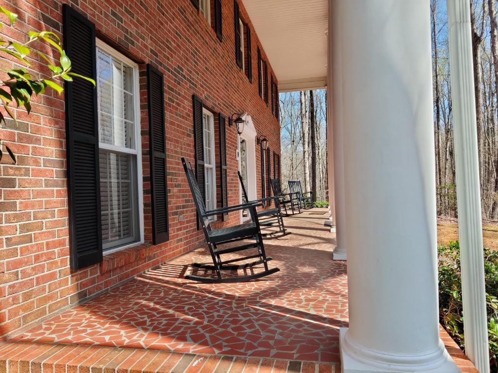 Living Easley Manor - With Amazing Hot Tub! photo 4