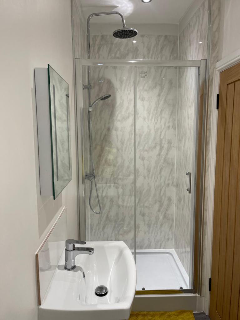 Room in Gloucester Road 4 - Tap to explore photos