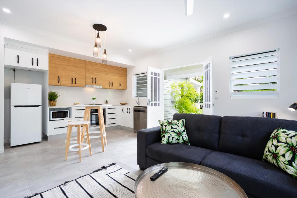 Bamboo Luxe Villa - Edge Hill Cairns Pet Friendly Sleeps 3 - Tap to explore photos