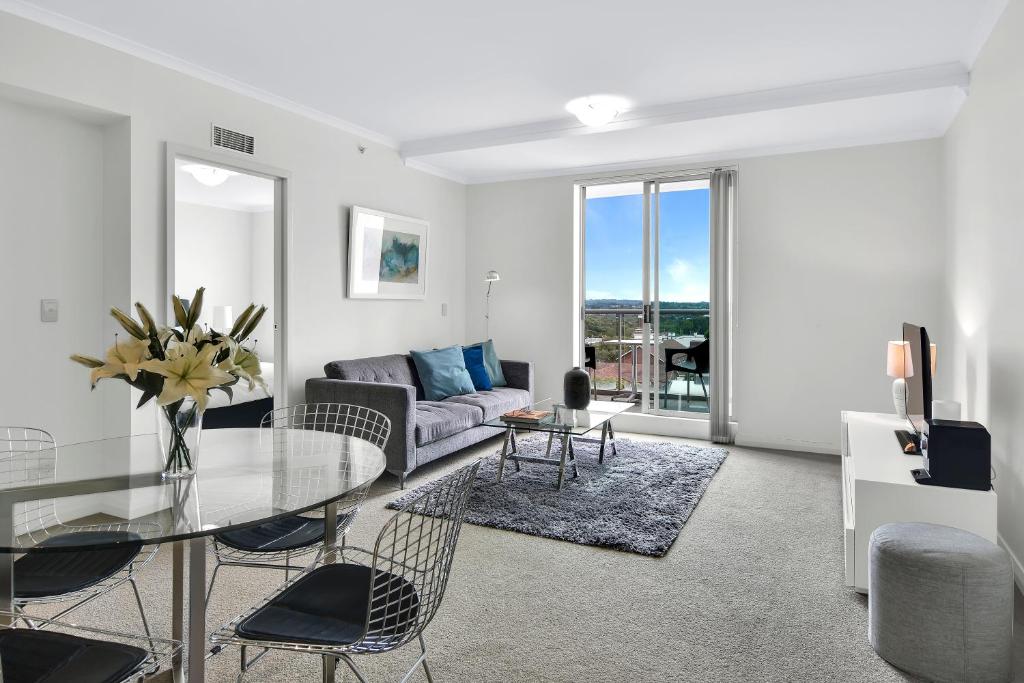 Modern spacious Chatswood Apartment H1016