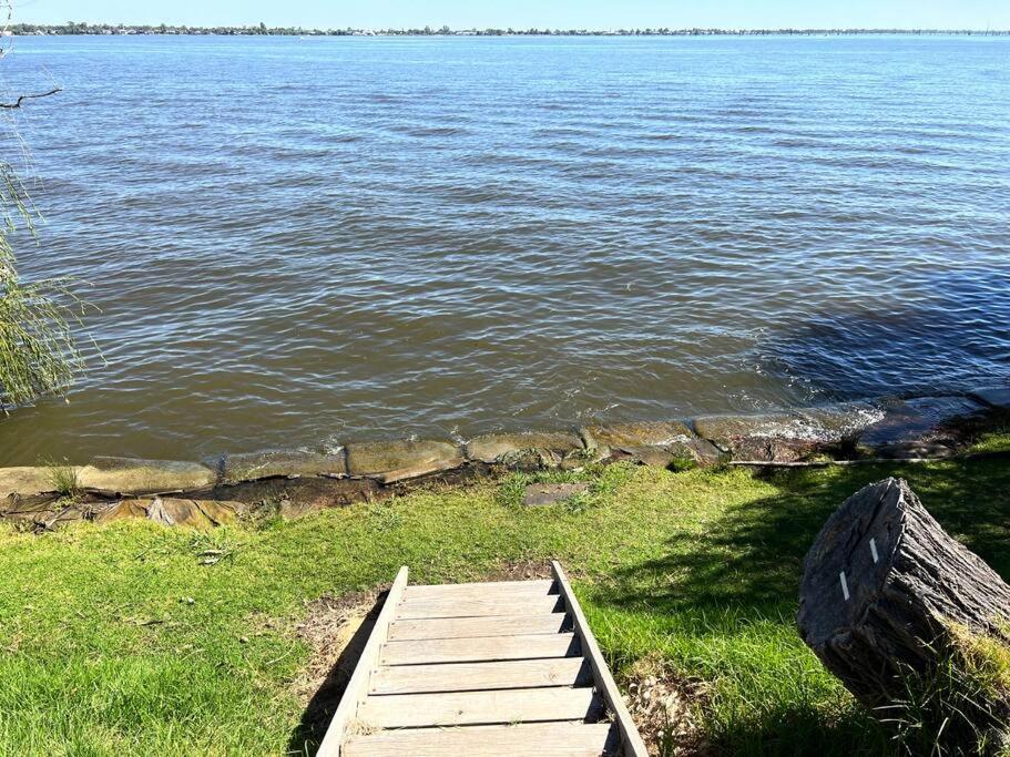 Lakefront Beauty ! Pet friendly photo 4