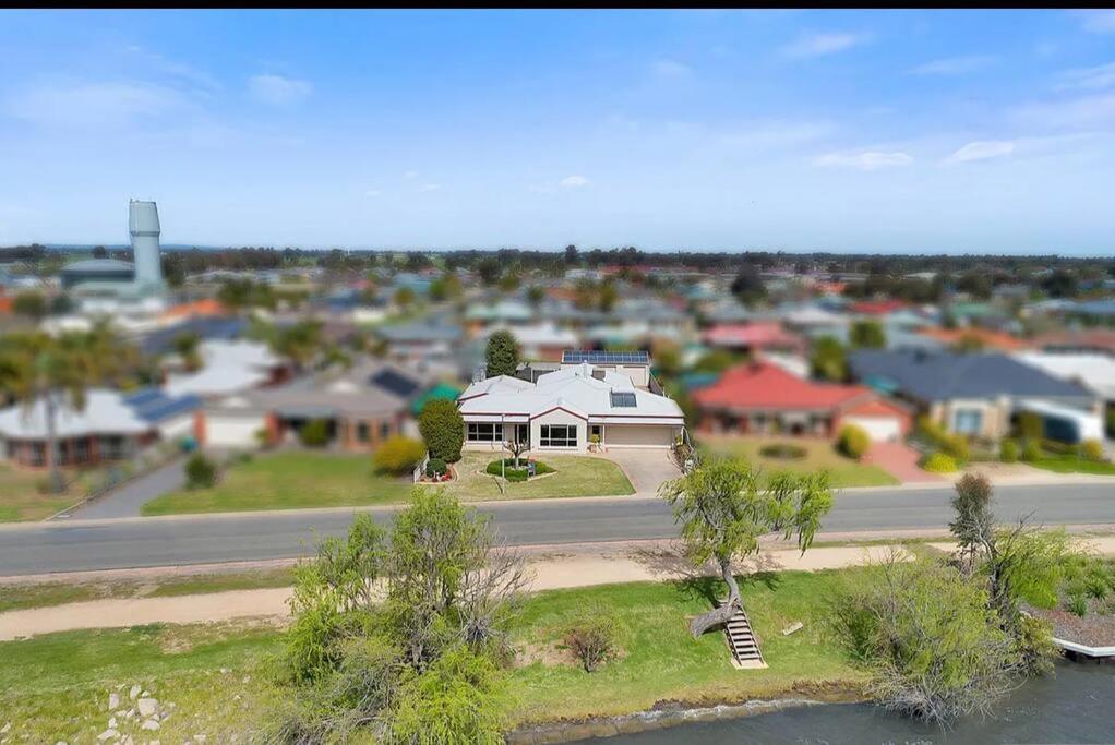 Lakefront Beauty ! Pet friendly