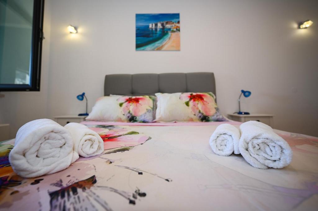 Sea View Porto with secured free parking - Tap to explore photos