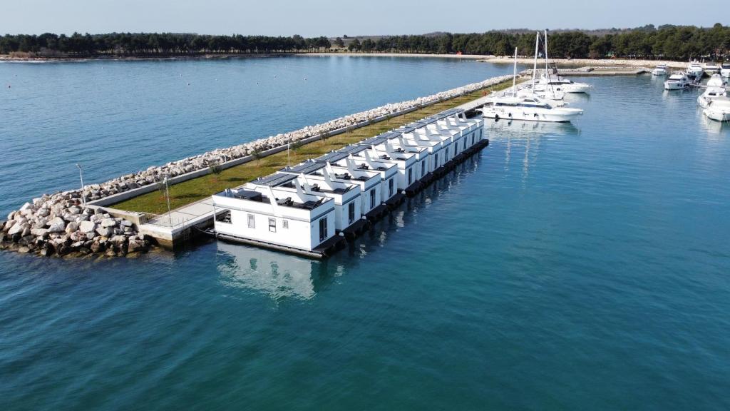The Sea Lodges Novigrad - Bootshaus Floating Sea House photo 2