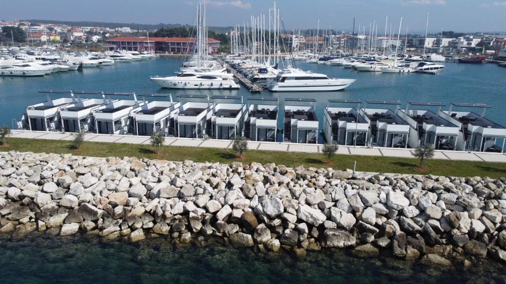 The Sea Lodges Novigrad - Bootshaus Floating Sea House photo 3