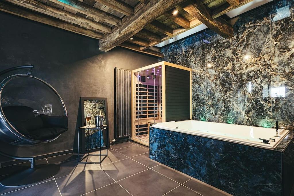 Le Duplex de l'Etoile home cinéma jacuzzi et sauna privatif photo 2