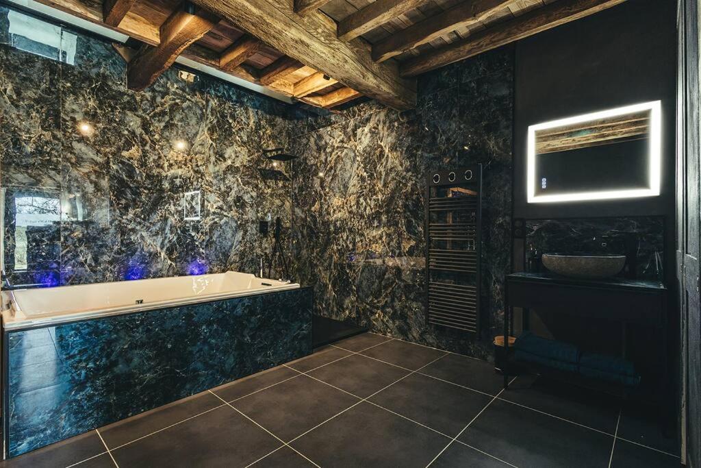 Le Duplex de l'Etoile home cinéma jacuzzi et sauna privatif photo 4