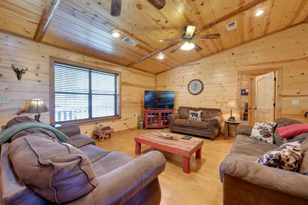 Broken Bow Cabin with Hot Tub and Covered Deck!