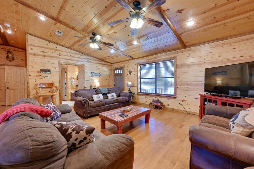 Broken Bow Cabin with Hot Tub and Covered Deck! photo 3