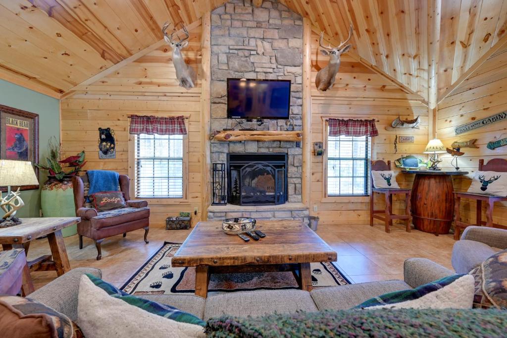 Lavish Cabin Hot Tub and Deck, Near Broken Bow Lake photo 1