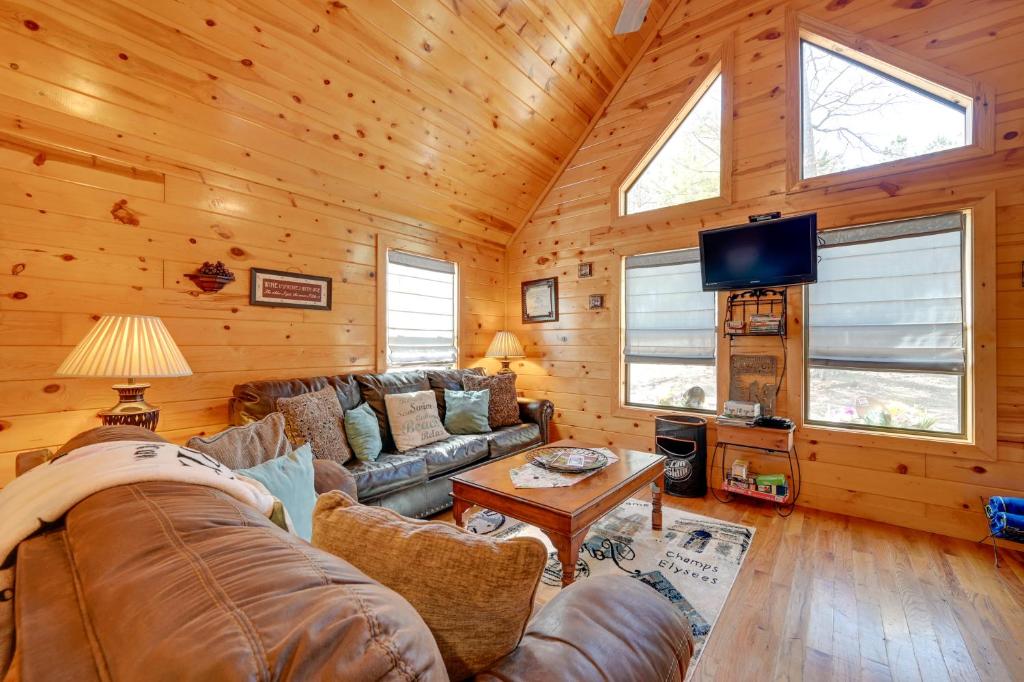 Broken Bow Cabin with Hot Tub and Fire Pit photo 1