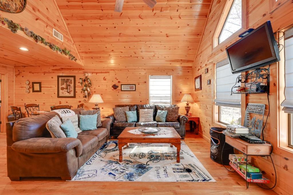 Broken Bow Cabin with Hot Tub and Fire Pit photo 4