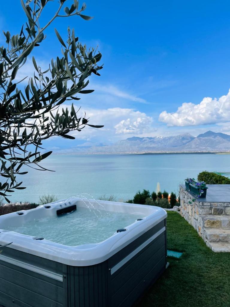Lake Breeze Villa with a Pool & Magnificent Views photo 3