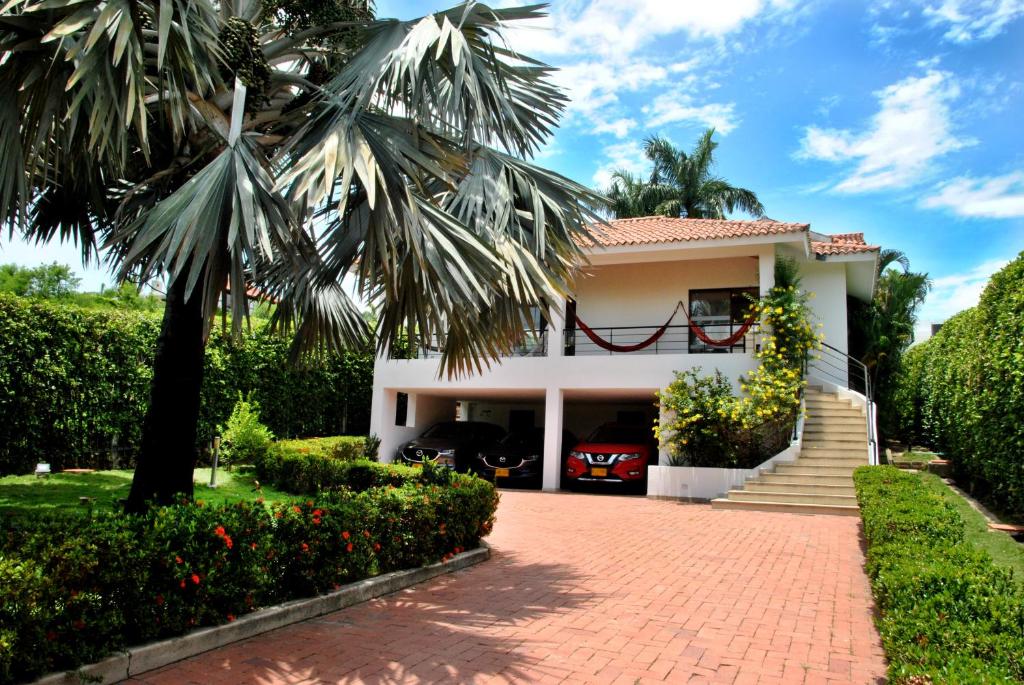 CASA VACACIONAL con auxiliar doméstica INCLUIDA EN EL PRECIO TODO PARA DESCANSAR EN GIRARDOT photo 1