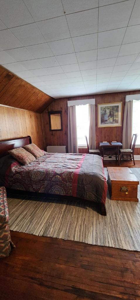 Super Spacious 1 bedroom w/n walking dist' to town