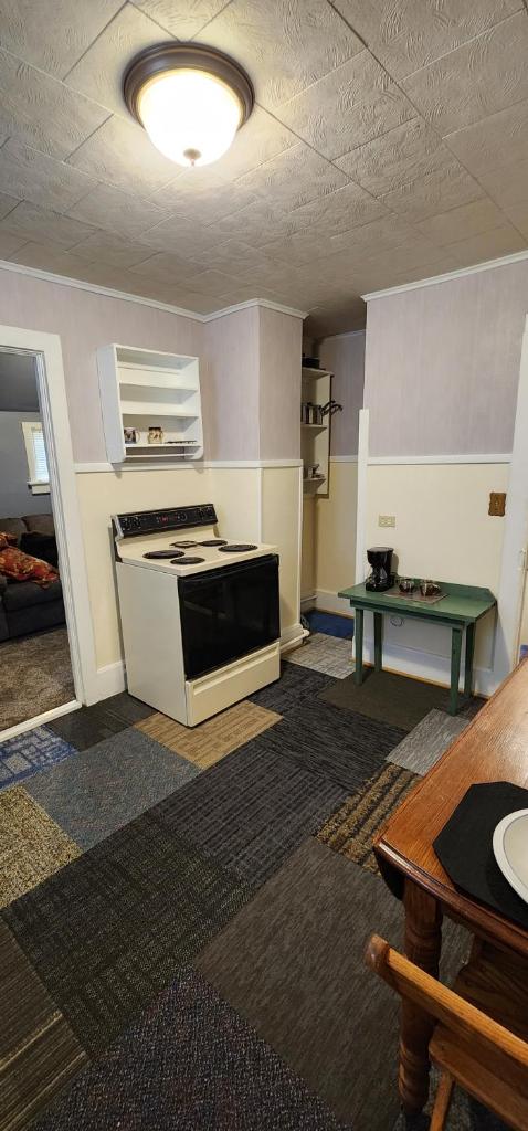 Super Spacious 1 bedroom w/n walking dist' to town photo 1