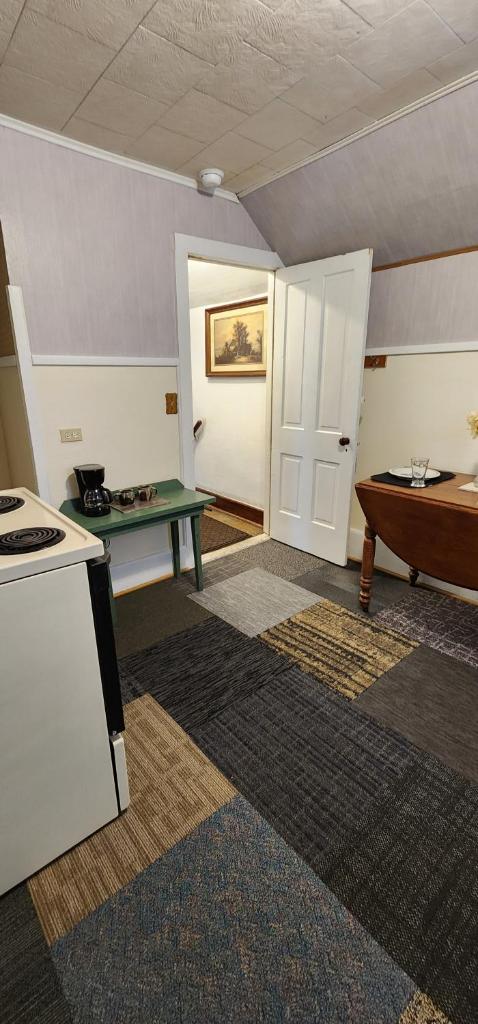 Super Spacious 1 bedroom w/n walking dist' to town photo 2