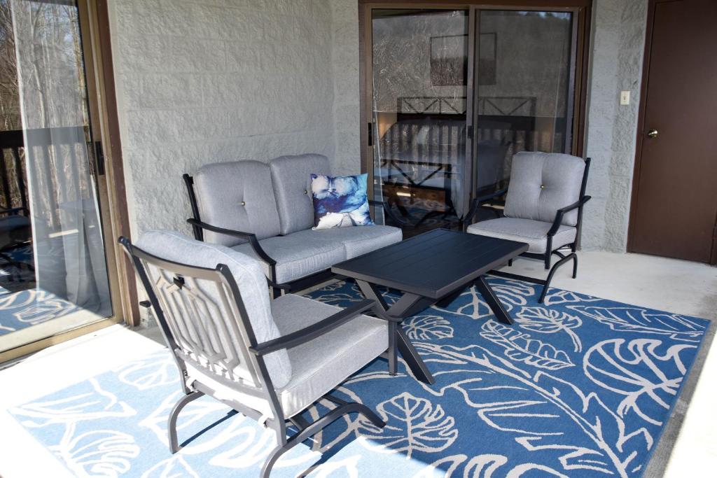 Cozy Mountain Getaway! Mountain views! 2 bed, 2 bath, Sleeps 6 photo 2