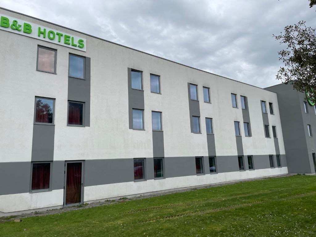 B&B HOTEL Laval Ouest photo 1