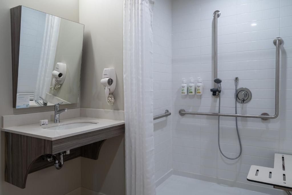 Microtel Inn & Suites by Wyndham Kanata Ottawa West - Tap to explore photos