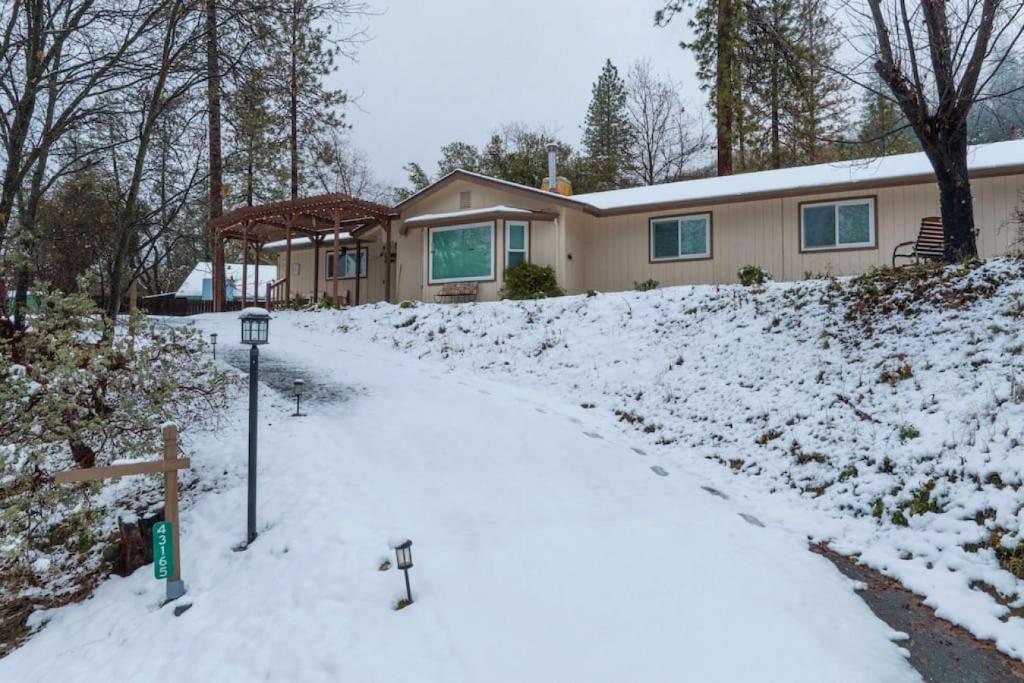 Maple Retreat, 5 min to Bass Lake,12 mi to Yosemite, Themed and Decorated photo 4