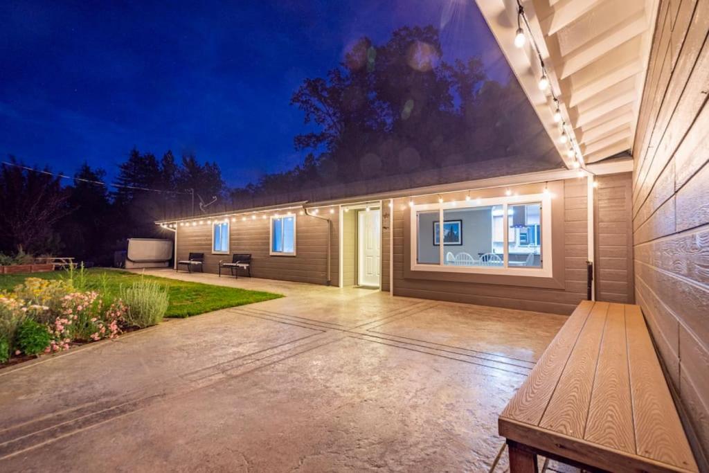 Alpine 4 Bedroom Retreat with Hot tub and Pool table photo 4