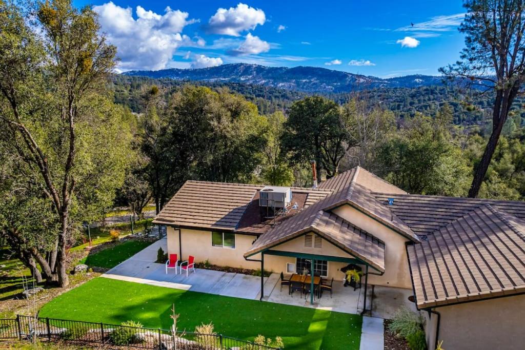 Mystic Mountain Villa, 14 miles from Yosemite photo 1