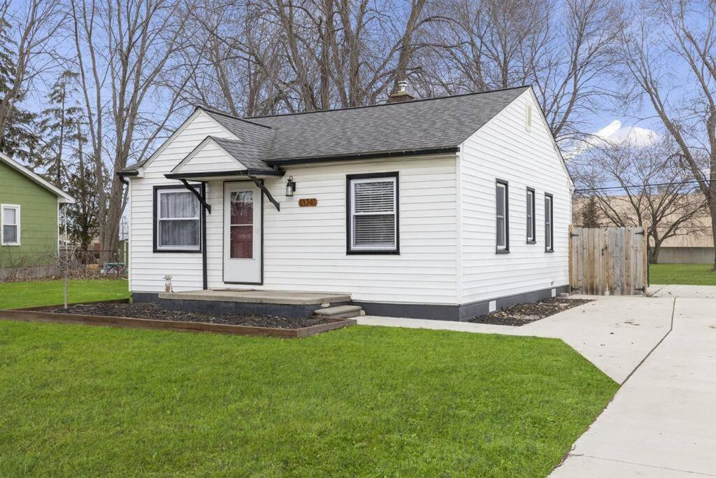 Great Location! Cozy Home with Huge Backyard image