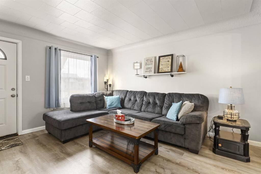 Great Location! Cozy Home with Huge Backyard photo 2