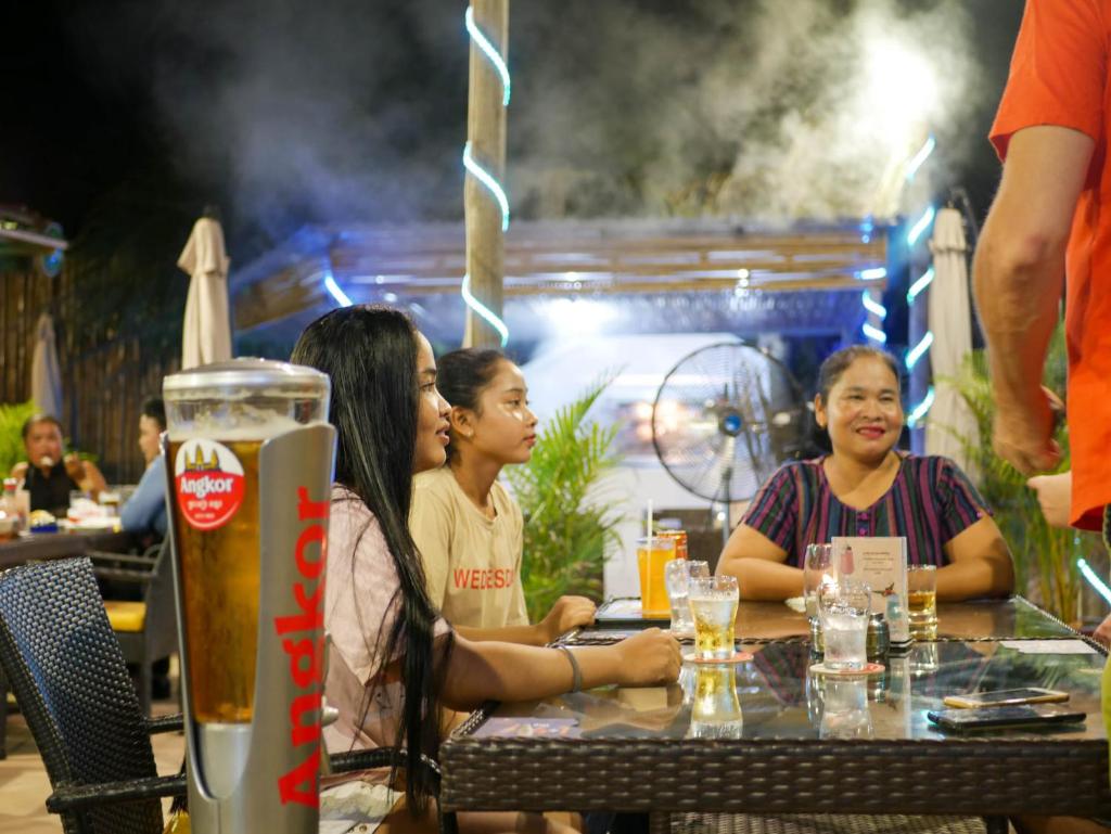 Sunset Lounge photo 3