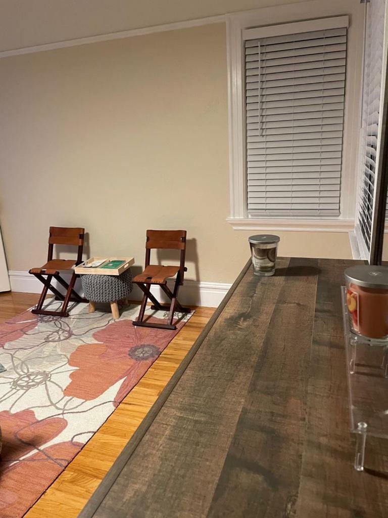 Fully furnished (Pearl) Modern deco updated 1 bedroom/1bathroom