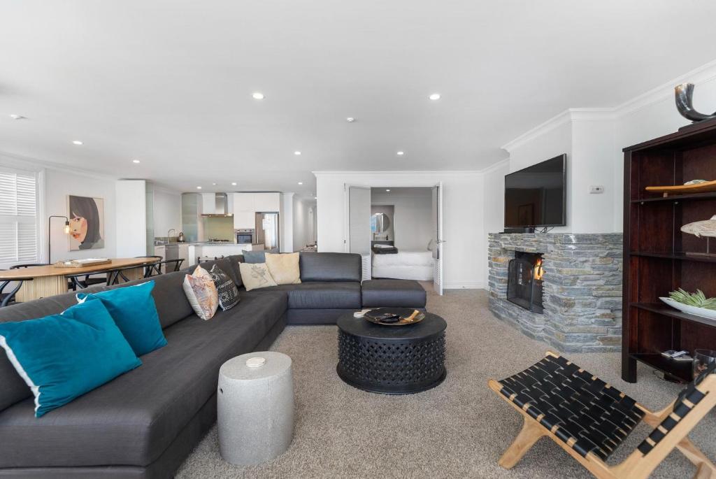 Beacon Lakeside Luxury 908 - 3 Bedroom - Tap to explore photos